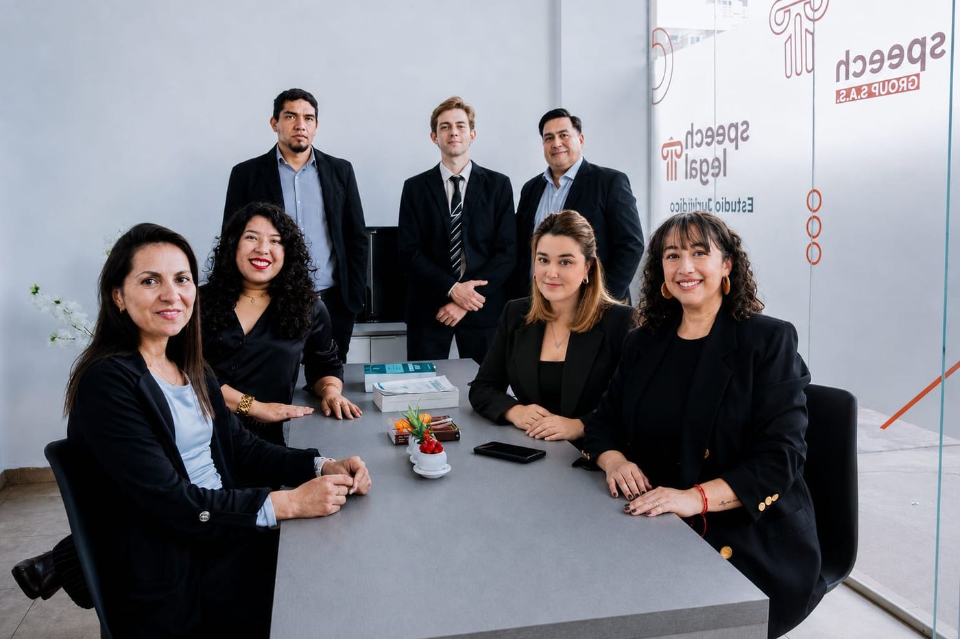 Equipo de Speech Group en la sala de reuniones del estudio